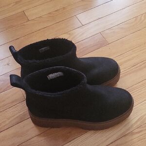 EUC Barely Worn Timberland Shoes 9